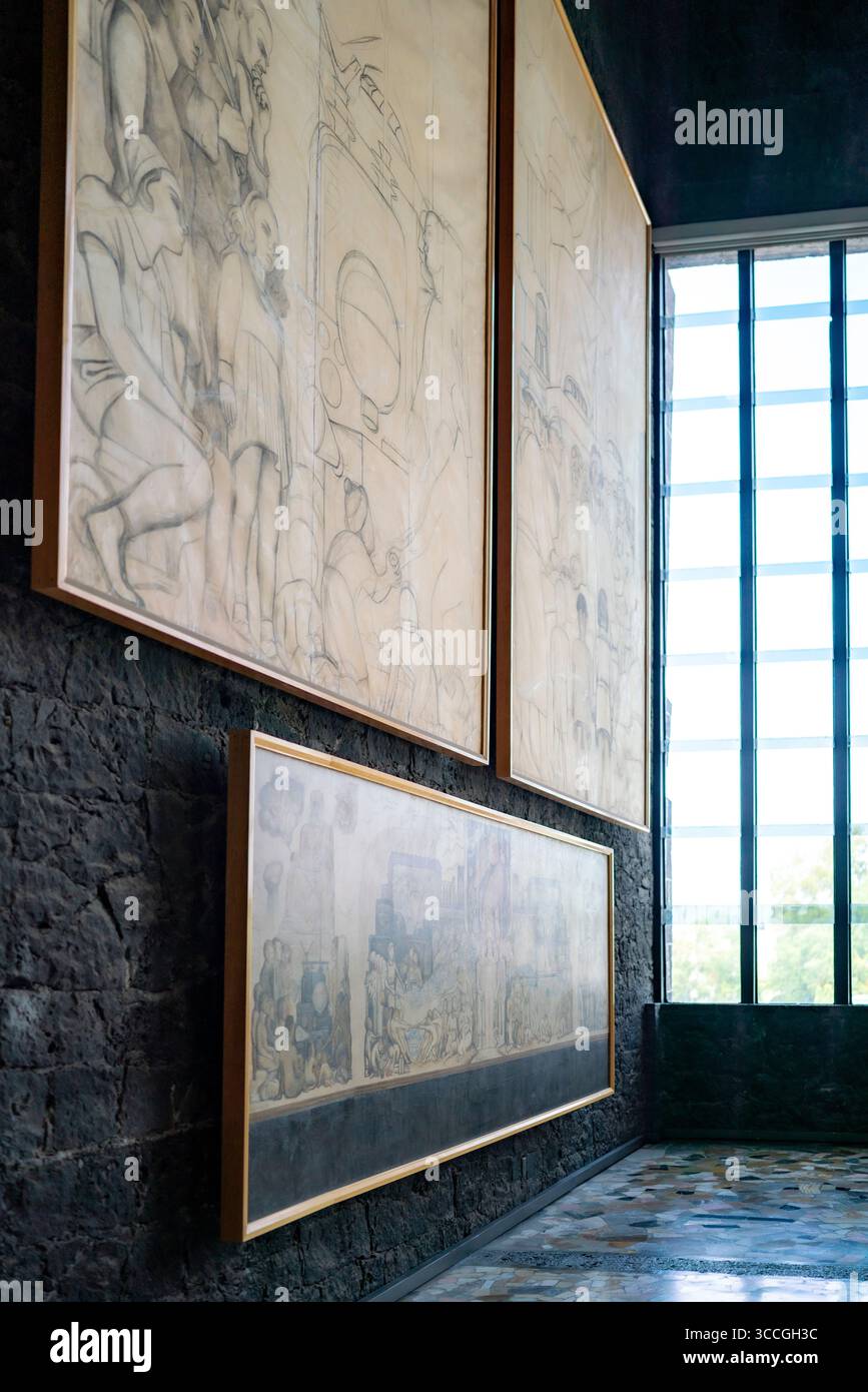 Mexiko-Stadt, Mexiko - 3. November 2024: Gerahmte Skizzen und Kunstwerke zieren die Steinmauern des Anahuacalli Museums in Mexiko-Stadt Stockfoto