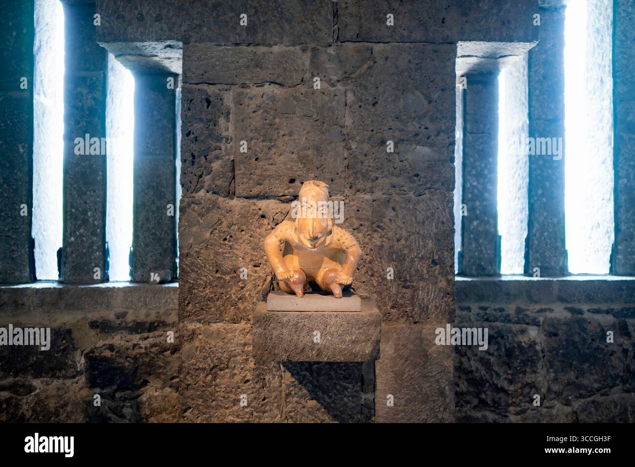Mexiko-Stadt, Mexiko - 3. November 2024: Eine Skulptur im antiken Stil auf einem Steinsockel im Anahuacalli Museum, Mexiko-Stadt, umgeben von natürlichen L Stockfoto