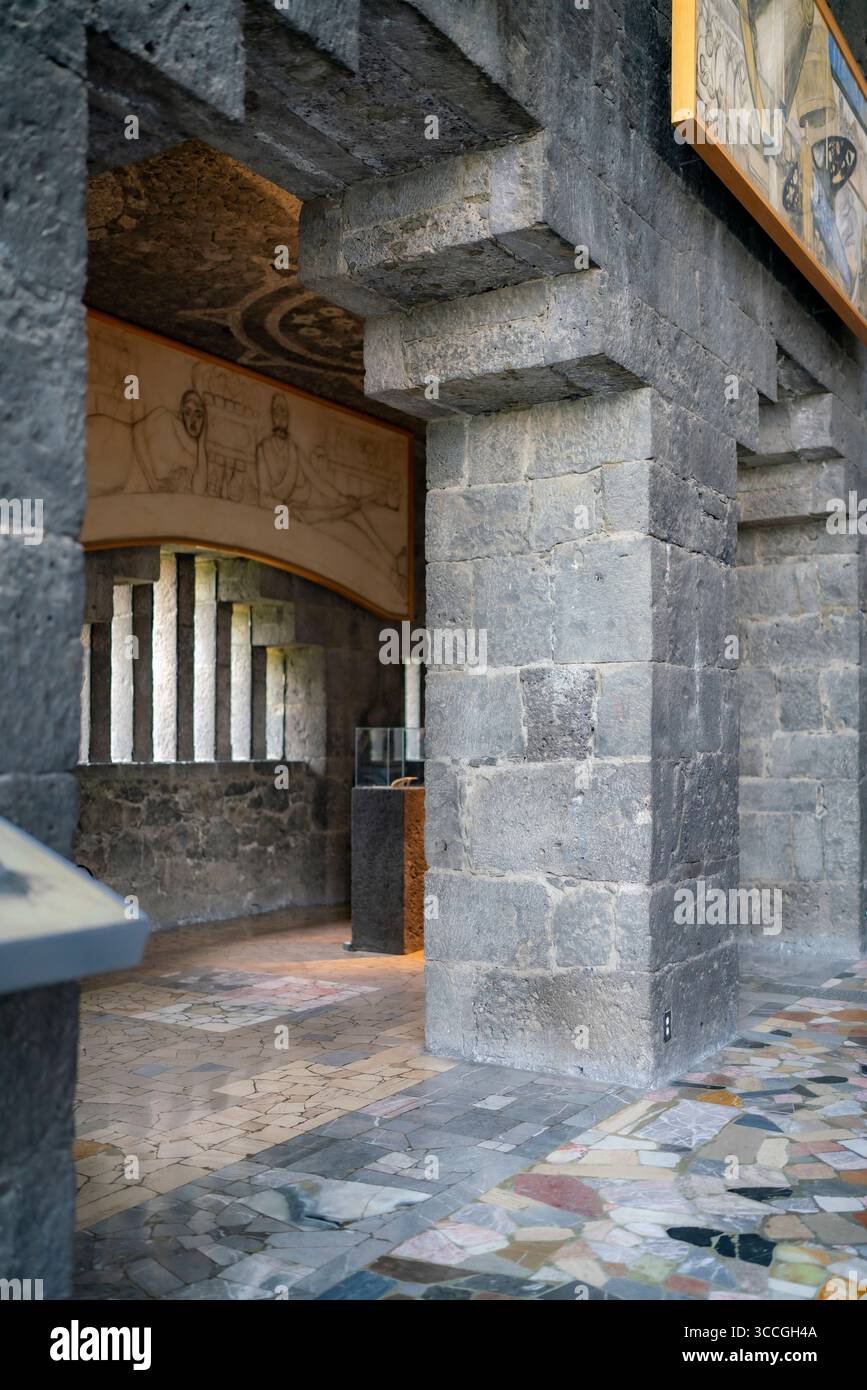 Mexiko-Stadt, Mexiko - 3. November 2024: Steinbogen und Mosaikboden im Anahuacalli Museum, Mexiko-Stadt, mit prähispanischen Architekturen Stockfoto