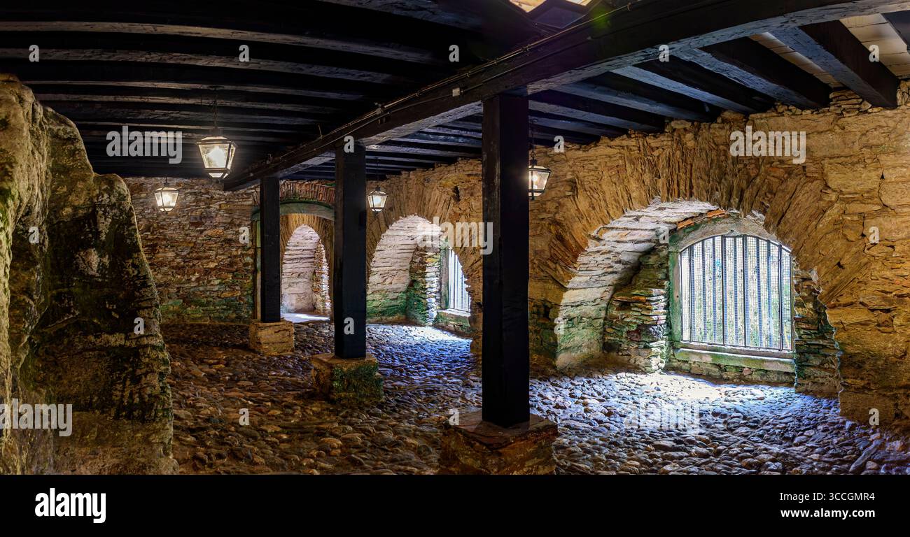Innenraum eines alten Sklavenquartiers im Keller eines alten Hauses in der historischen Stadt Ouro Preto in Minas Gerais. Stockfoto