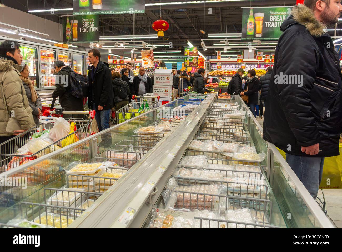 Paris, Frankreich, Weitwinkelblick, Menschenmassen, chinesische Familien Shopping im Chinatown Supermarkt, 'Tang Freres », Tiefkühlkost, Supermarche france Stockfoto