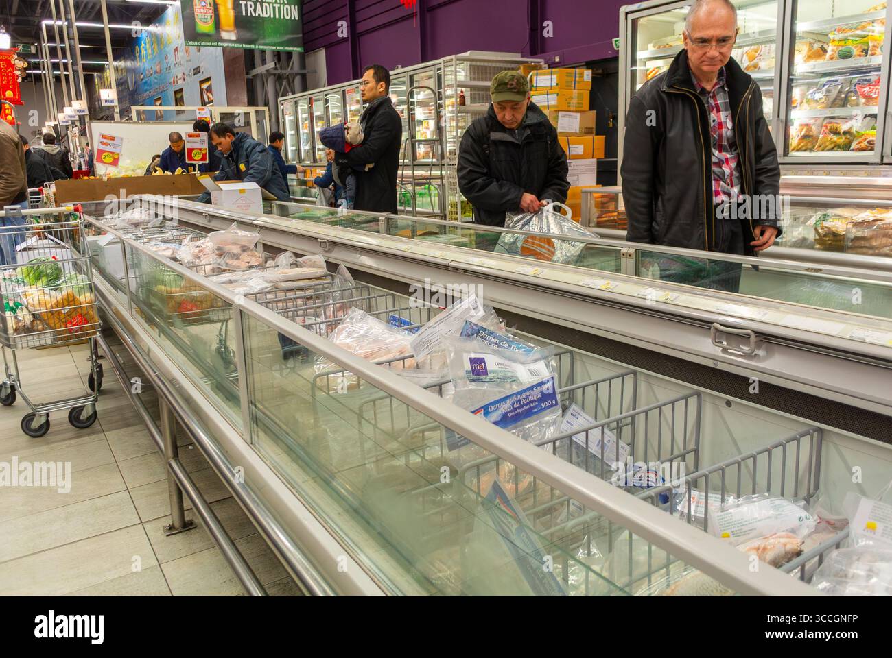 Paris, Frankreich, Weitwinkelansicht, Menschenmassen, Chinesen, Einkaufsmöglichkeiten im Chinatown Supermarkt, 'Tang Freres », Tiefkühlkost, Nachbarschaftsläden Stockfoto