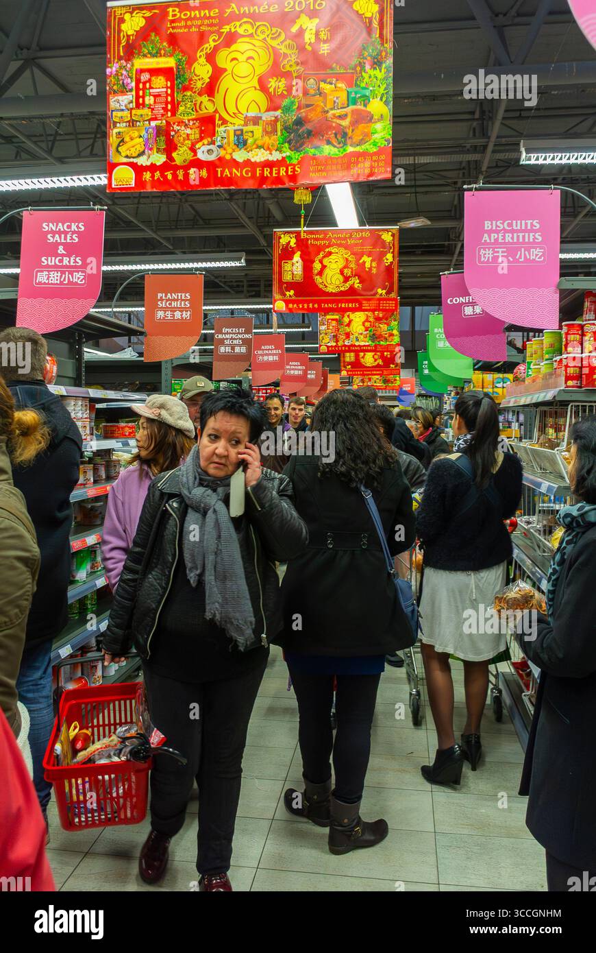 Paris, Frankreich, Menschenmenge, Chinesen, Frauen, Einkaufsmöglichkeiten im Chinatown Supermarkt, Tang Freres » Gänge Werbeplakate, Geschäfte in der Nachbarschaft Stockfoto