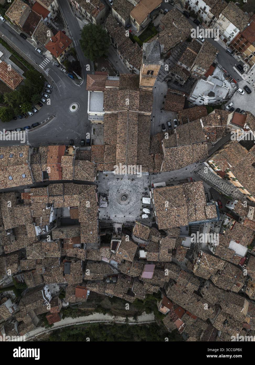 Blick aus der Vogelperspektive auf die Terrakotta-Dächer, die um die historische Chiesa di Santa Maria Maggiore, eine Symphonie der antiken Architektur, den Majella-Nationalpark, Provinz L'Aquila, Italien, kaskadieren. Stockfoto