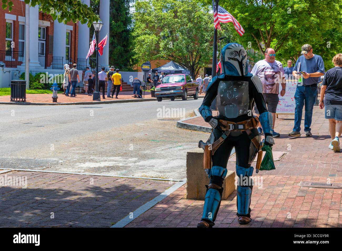 Jonesborough, Tennessee, USA – Mai 4,2025: Freiluftveranstaltung für die Öffentlichkeit, bei der sich Menschen und Händler im Star war-Thema kleiden und dekorieren. Stockfoto