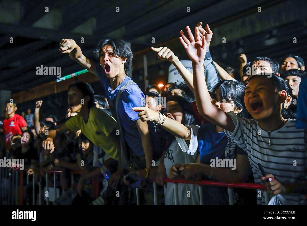 15. Juli 2023, Bangkok, Thailand: Boxfans sahen ihre Boxer in der Khlong Toei Community anfeuern. Aufgrund der Popularität des Films „Fight Club“ im Jahr 1999 begann Fight Club Thailand im Jahr 2016 und gründete eine Gemeinschaft von Kampfsportbegeisterten über eine Facebook-Gruppe, die dann Menschen sammelte und eine unterirdische Kampfarena organisierte. Klong Toey Street Slum Fight findet einmal im Monat an verschiedenen Orten statt. Rund um die Khlong Toei Community, Bangkok (Foto: © Amphol Thongmueangluang/SOPA Images via ZUMA Press Wire) Stockfoto