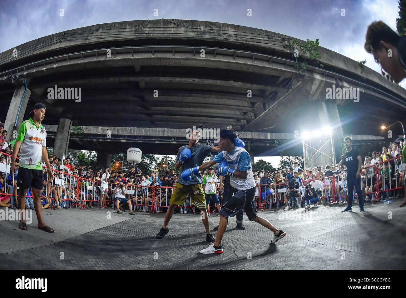 15. Juli 2023, Bangkok, Thailand: Boxer in Aktion in der Khlong Toei Community. Aufgrund der Popularität des Films „Fight Club“ im Jahr 1999 begann Fight Club Thailand im Jahr 2016 und gründete eine Gemeinschaft von Kampfsportbegeisterten über eine Facebook-Gruppe, die dann Menschen sammelte und eine unterirdische Kampfarena organisierte. Klong Toey Street Slum Fight findet einmal im Monat an verschiedenen Orten statt. Rund um die Khlong Toei Community, Bangkok (Foto: © Amphol Thongmueangluang/SOPA Images via ZUMA Press Wire) Stockfoto
