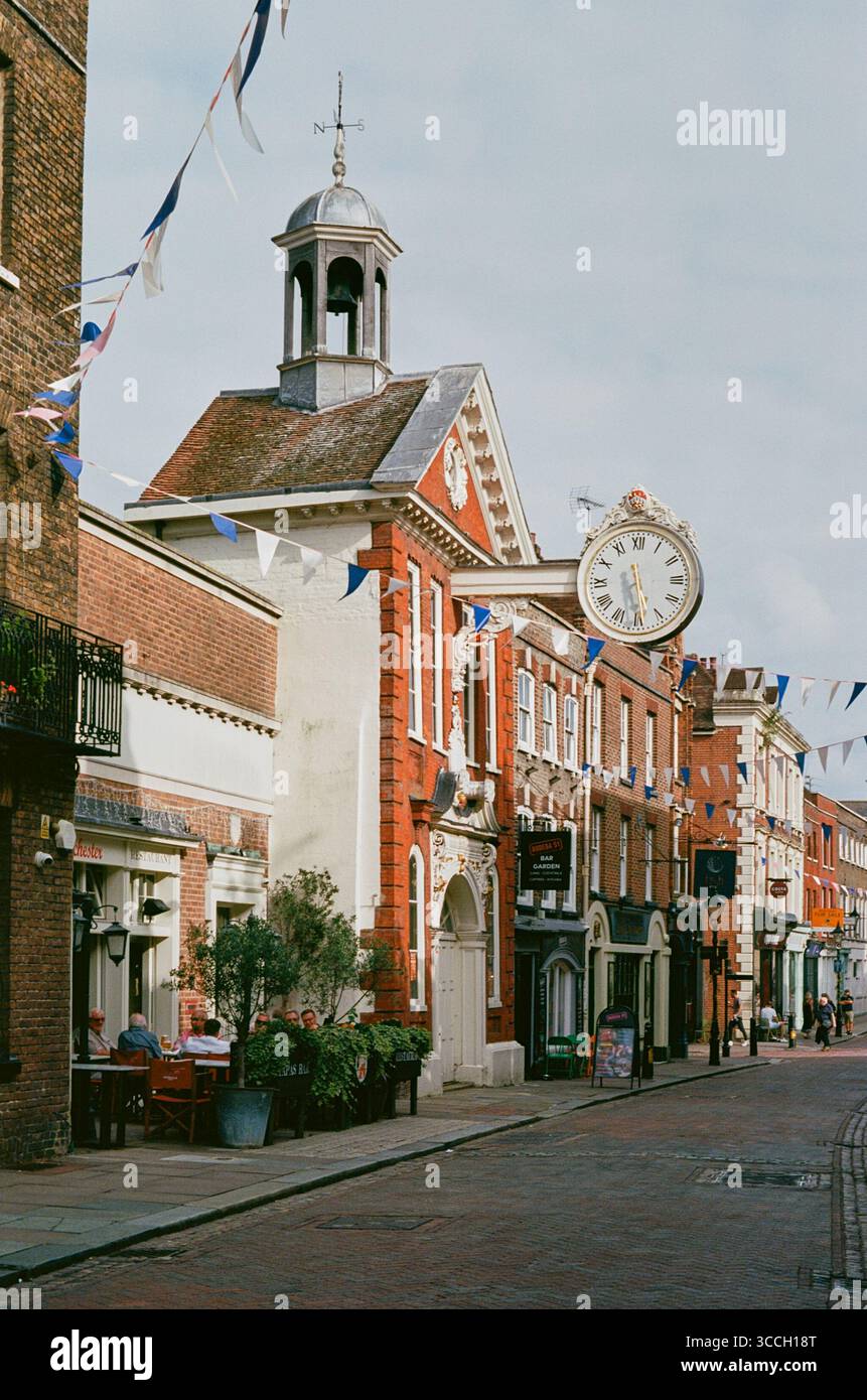 Rochester High Street, Kent, Großbritannien, mit dem Corn Exchange-Gebäude aus dem 18. Jahrhundert Stockfoto
