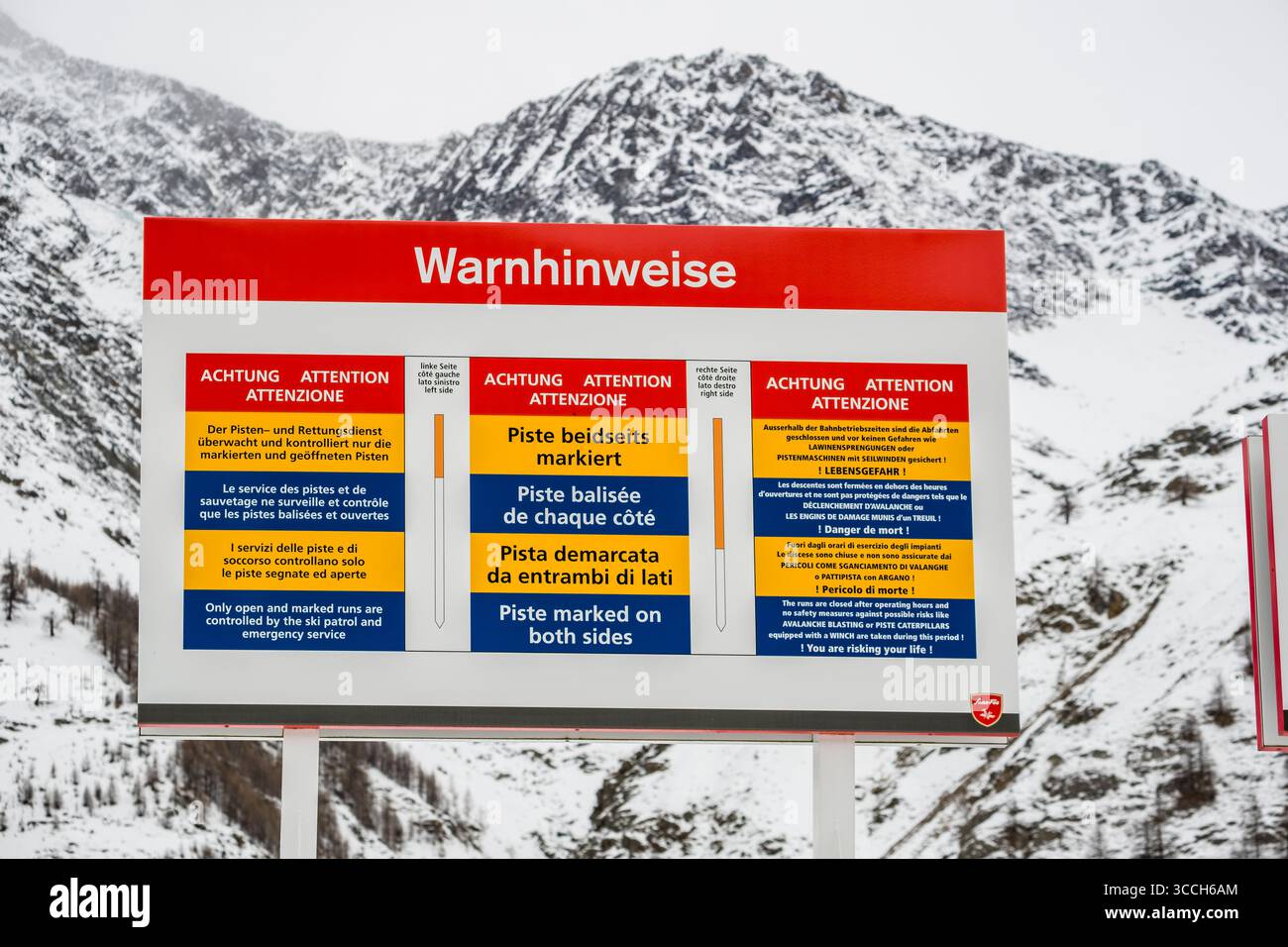 Mehrsprachige Warnung vor möglichen Gefahren des Skifahrens, SaaS-Fee, Visp, Wallis, Schweiz Stockfoto