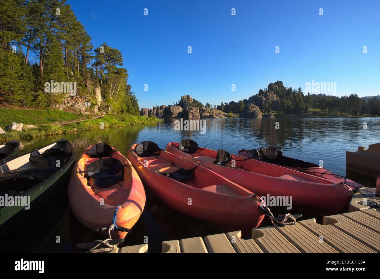 Farbenfrohe Kajaks gehören zu den natürlichen Freizeitattraktionen am schönen, ruhigen Sylvan Lake im beliebten Custer State Park in South Dakota, USA Stockfoto