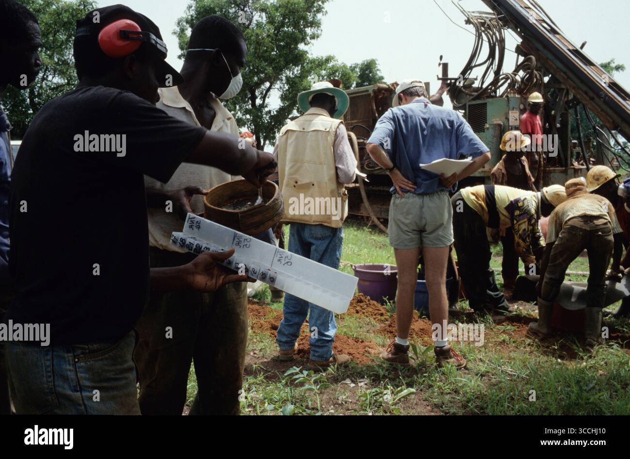 22. Januar 2011, Durban, KwaZulu-Natal, CÃ d Ivoire/Mali: Westafrika, CÃ d Ivoire, Abidjan, Mali, Seyama, Bamako, Goldmine, Menschen, Männer, Arbeiter, Arbeit, Gewinnung, Reichtum, Bergbau, Gold, Bergbau, Seyama, Mali, Westafrika, Open Cast, Wirtschaft, Bergbau, Ressourcen, Verschmutzung, Vermessung, Grabenaushub, Geologie, Geologe, Artefakte, Logistik, Bamako, CÃ d Ivoire (Foto: © John Robinson/ZUMA Press Wire) Stockfoto