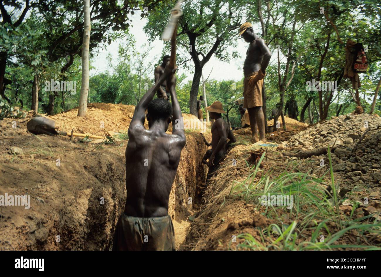 22. Januar 2011, Durban, KwaZulu-Natal, CÃ d Ivoire/Mali: Westafrika, CÃ d Ivoire, Abidjan, Mali, Seyama, Bamako, Goldmine, Menschen, Männer, Arbeiter, Arbeit, Gewinnung, Reichtum, Bergbau, Gold, Bergbau, Seyama, Mali, Westafrika, Open Cast, Wirtschaft, Bergbau, Ressourcen, Verschmutzung, Vermessung, Grabenaushub, Geologie, Geologe, Artefakte, Logistik, Bamako, CÃ d Ivoire (Foto: © John Robinson/ZUMA Press Wire) Stockfoto