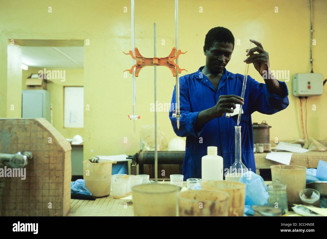 23. Januar 2011, Durban, KwaZulu-Natal, CÃ d Ivoire/Mali: Westafrika, CÃ d Ivoire, Abidjan, Mali, Seyama, Bamako, Goldmine, Menschen, Männer, Arbeiter, Arbeit, Gewinnung, Reichtum, Bergbau, Gold, Bergbau, Seyama, Mali, Westafrika, Open Cast, Wirtschaft, Bergbau, Ressourcen, Verschmutzung, Vermessung, Grabenaushub, Geologie, Geologe, Artefakte, Logistik, Bamako, CÃ d Ivoire (Foto: © John Robinson/ZUMA Press Wire) Stockfoto