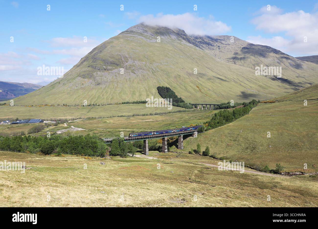 156445 & 156499 Fahren Sie auf der 14.5.25 durch die Hufeisenkurve mit 1Y41 08,22 Glasgow QS nach Mallaig. Stockfoto