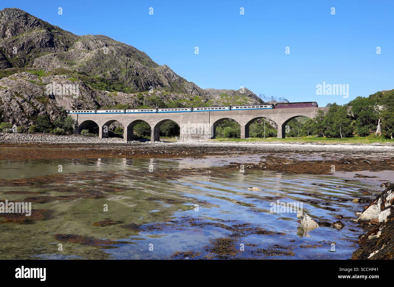 47826 überquert das Loch Nan Uamh Viaduct am 21.5.25 mit 2Y69 17,00 Mallaig nach Fort William Jacobite. Stockfoto