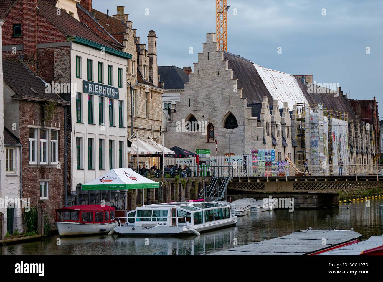 Ein fröhlich aussehendes Gebäude in der Nähe eines Kanals in Gent, Belgien Stockfoto