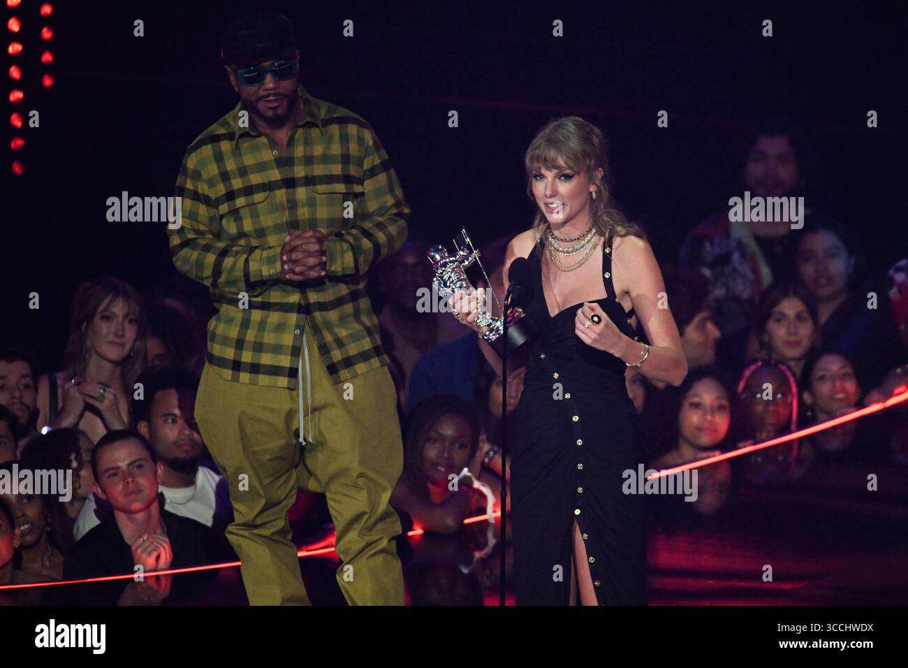 12. September 2023, Newark, NJ, USA: Taylor Swift nimmt den Song of the Year Award für Anti-Hero von Timbaland und Nelly Furtado während der MTV Video Music Awards 2023 im Prudential Center am 12. September 2023 in Newark, New Jersey entgegen. (Bild: © Jeremy Smith/imageSPACE via ZUMA Press Wire) Stockfoto