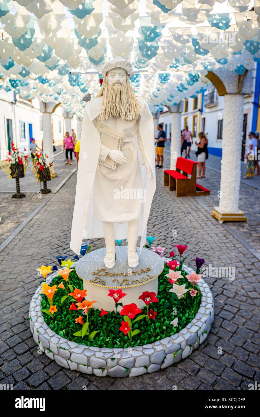 Darstellung von Leonardo da Vinci in weißem Papier gekleidet auf einer Straße, die beim Papierblumenfest der Stadt Redondo dekoriert wurde Stockfoto