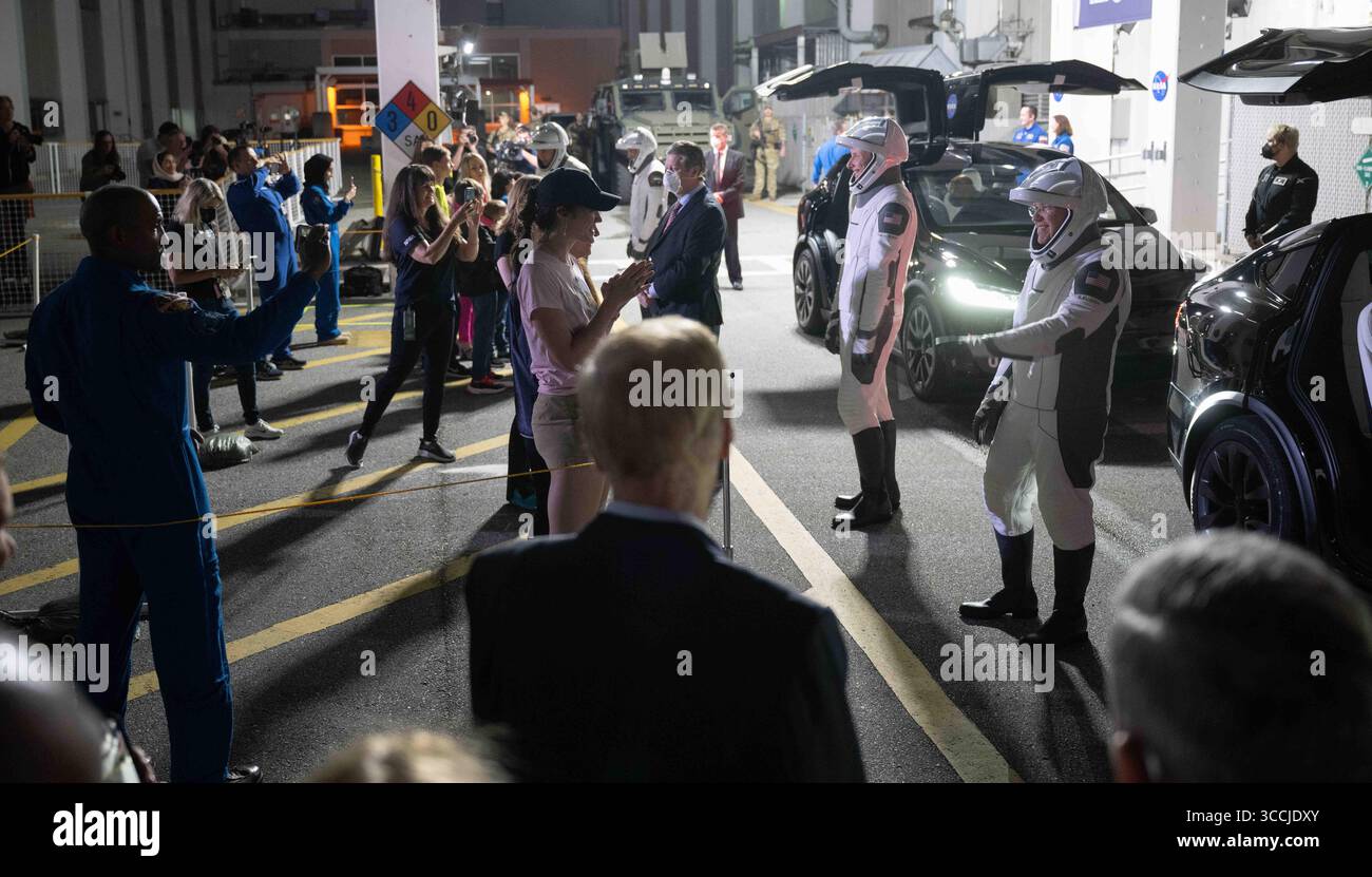 Am 26. Februar 2023 verließen die Astronauten von rechts, Stephen Bowen und Woody Hoburg von der NASA, Andrey Fedyaev von Roscosmos und Sultan Alneyadi von den Vereinigten Arabischen Emiraten das Neil Armstrong Operations and Checkout Building, um an Bord des Raumschiffs SpaceX Dragon zu gehen, um am 26. Februar 2023 in Cape Canaveral, Florida, zu starten. Die NASA SpaceX Crew-6-Mission zur Internationalen Raumstation wurde bereinigt, nachdem ein Problem mit dem TEA-TEB-Bodensystem entdeckt wurde, das den Start bis zum 2. März verzögerte. (Foto: © Joel Kowsky/Nasa/Pla Stockfoto