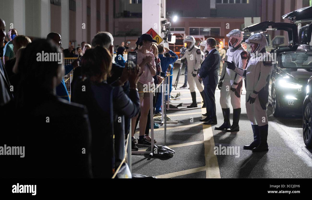 Am 26. Februar 2023 verließen die Astronauten von rechts, Stephen Bowen und Woody Hoburg von der NASA, Andrey Fedyaev von Roscosmos und Sultan Alneyadi von den Vereinigten Arabischen Emiraten das Neil Armstrong Operations and Checkout Building, um an Bord des Raumschiffs SpaceX Dragon zu gehen, um am 26. Februar 2023 in Cape Canaveral, Florida, zu starten. Die NASA SpaceX Crew-6-Mission zur Internationalen Raumstation wurde bereinigt, nachdem ein Problem mit dem TEA-TEB-Bodensystem entdeckt wurde, das den Start bis zum 2. März verzögerte. (Foto: © Joel Kowsky/Nasa/Pla Stockfoto