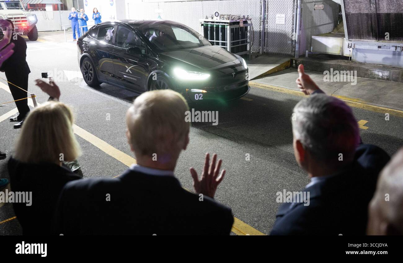 Am 26. Februar 2023 verlässt Cape Canaveral, FL, Vereinigte Staaten von Amerika: NASA-Stellvertretender Administrator Pam Melroy, NASA-Administrator Bill Nelson und Bob Cabana, NASA-Associate Administrator, WAVE, während die Astronauten das Neil Armstrong Operations and Checkout Building verlassen, um an Bord der SpaceX Dragon-Raumsonde zum Start im Kennedy Space Center am 26. Februar 2023 in Cape Canaveral, Florida, Florida, zu gehen. Die NASA SpaceX Crew-6-Mission zur Internationalen Raumstation wurde bereinigt, nachdem ein Problem mit dem TEA-TEB-Bodensystem entdeckt wurde, das den Start bis zum 2. März verzögerte. (Foto: © Joel Kowsky/Nasa/Planet Stockfoto