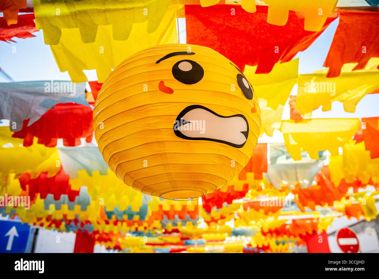 Gelbe Papierkugel mit menschlichem Gesicht vom Papierblumenfest der Stadt Redondo-Evora-Portugal Stockfoto