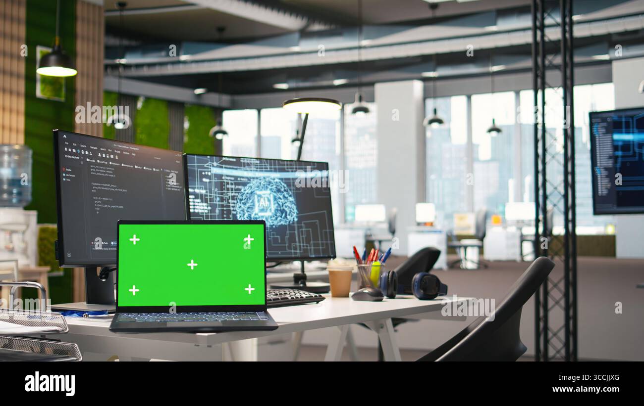 Laptop mit isoliertem Bildschirm in leerem AI-Startup-Büro, in dem Programmiersprachen angezeigt werden, die für die Erstellung von Anwendungen verwendet werden. Chroma Key Notizbuch mit Deep Learning Code in der Softwareentwicklungsagentur Stockfoto