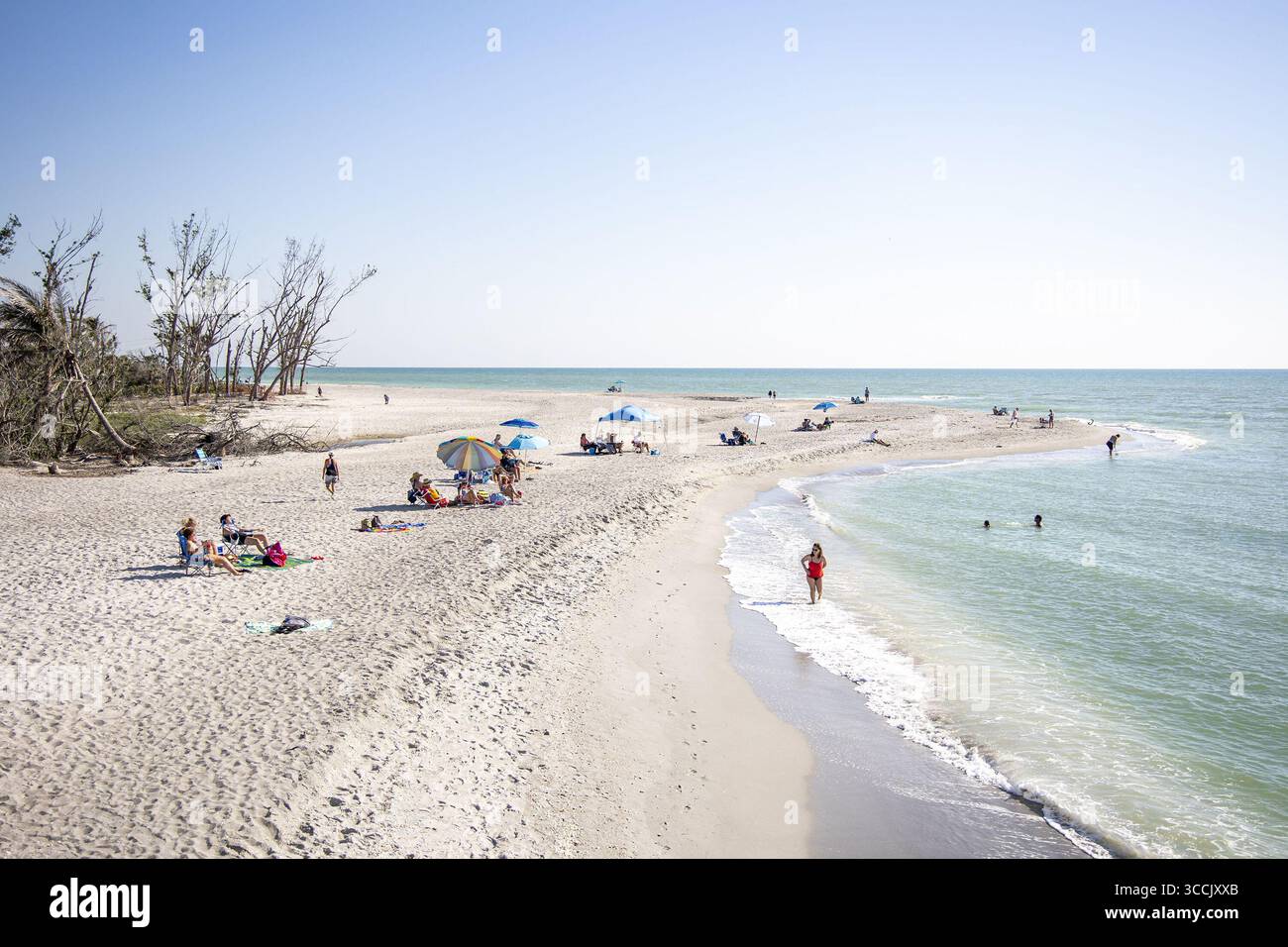 24. März 2023: Strandgäste genießen am 1. März 2023 die Sonne am Blind Pass Beach auf Sanibel Island. Die Erholung setzt sich noch sechs Monate nach dem Sturz des Hurrikans Ian fort. (Foto: © Orlando Sentinel via ZUMA Press Wire) Stockfoto