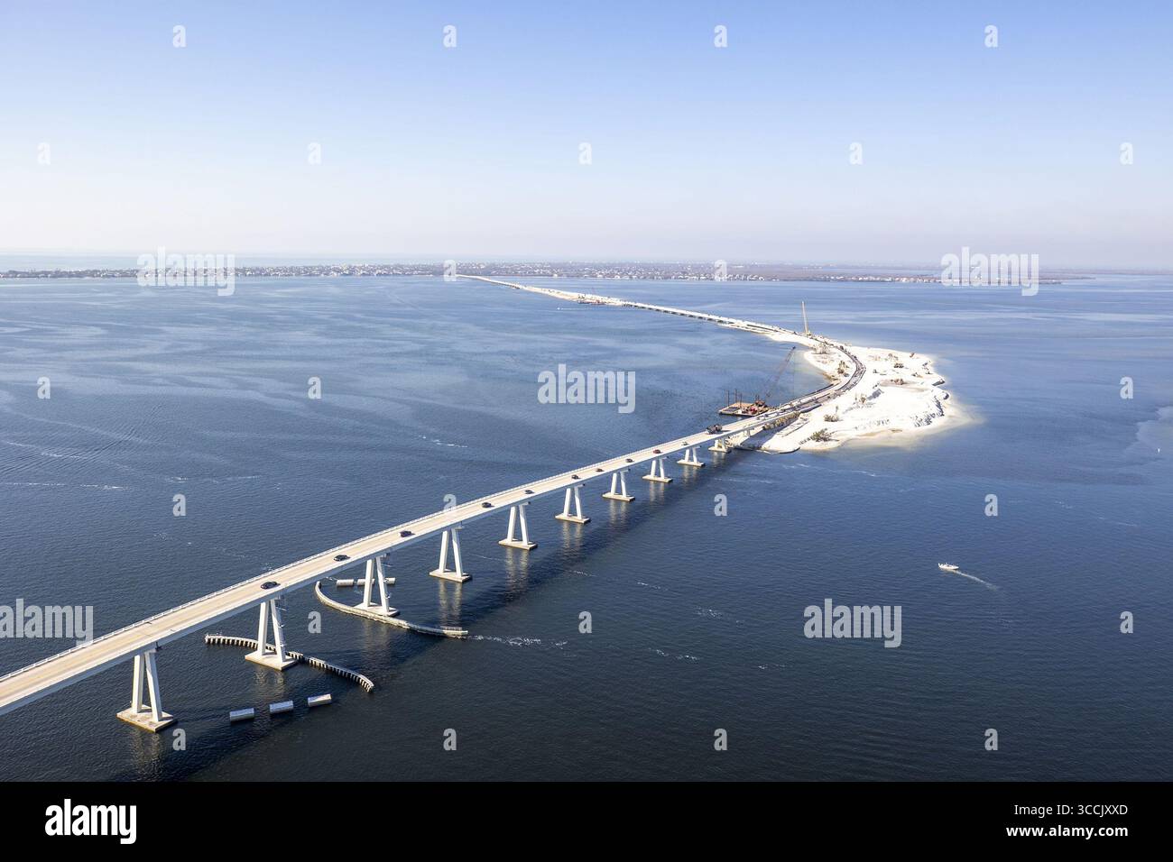 24. März 2023: Luftaufnahmen zeigen den Sanibel Causeway am 1. März 2023, der nach dem Hurrikan Ian, der Teile des Damms ausgespült hat, wieder aufgebaut wird. (Foto: © Patrick Connolly/Orlando Sentinel via ZUMA Press Wire) Stockfoto