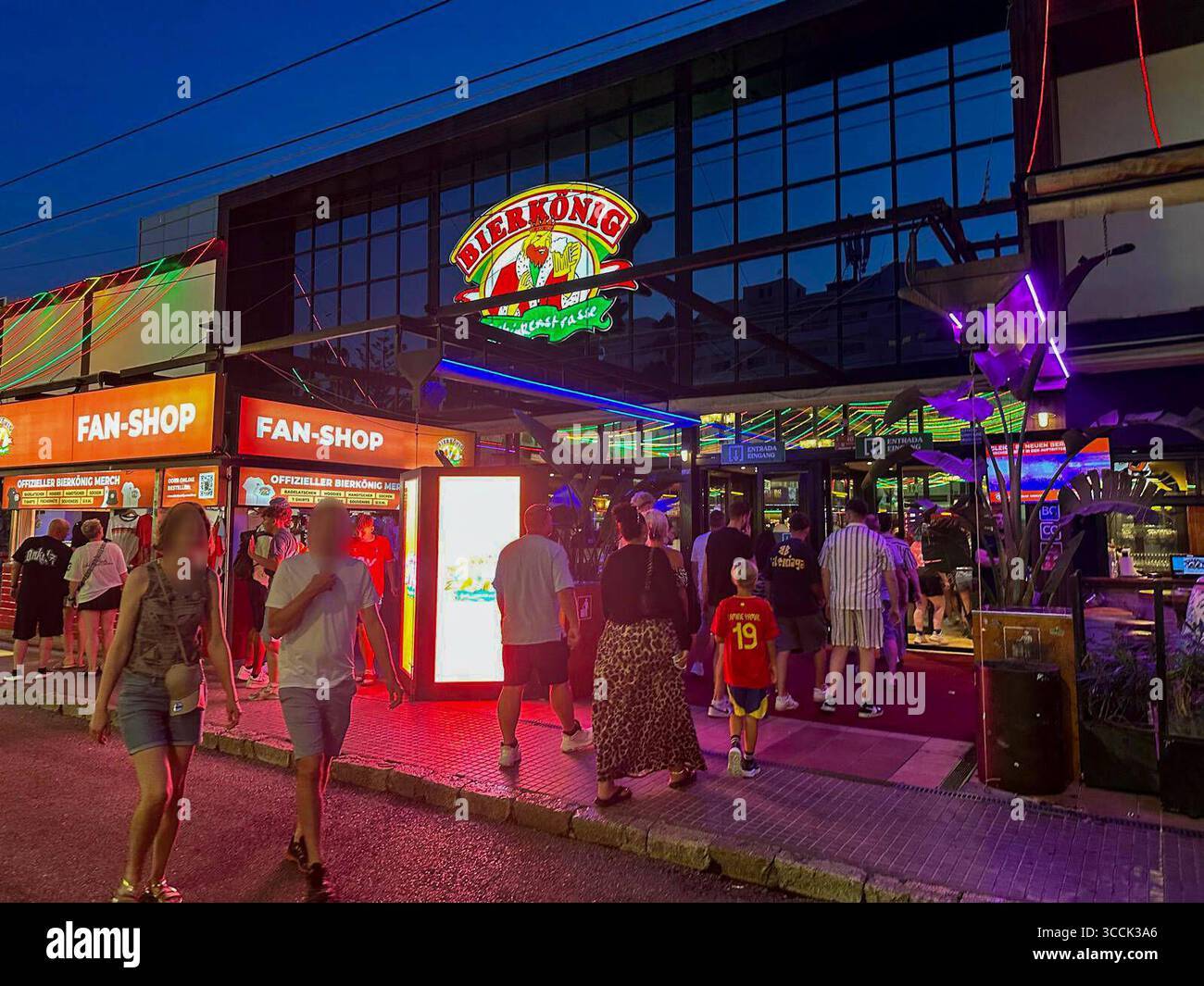 11.08.2025, Beliebtes Reiseziel der Deutschen, Spanien, Insel Mallorca. Hier am berüchtigten Feier-Hotspot Ballermann in El Arenal liegt die Vergnügungsmeile Schinkenstrasse mit dem Kult-Lokal Bierkönig. 11.08.2025, Urlaubsreisen Mallorca 11.08.2025, Urlaubsreisen Mallorca *** 11 08 2025, beliebtes Reiseziel für Deutsche, Spanien, Mallorca Insel hier am berüchtigten Partyhotspot Ballermann in El Arenal liegt die Unterhaltungsmeile Schinkenstraße mit dem Kultpub Bierkönig 11 08 2025, Urlaubsreisen Mallorca 11 08 2025, Urlaubsreisen Mallorca Stockfoto