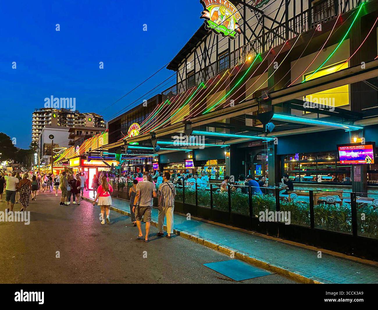 11.08.2025, Beliebtes Reiseziel der Deutschen, Spanien, Insel Mallorca. Hier am berüchtigten Feier-Hotspot Ballermann in El Arenal liegt die Vergnügungsmeile Schinkenstrasse mit dem Kult-Lokal Bierkönig. 11.08.2025, Urlaubsreisen Mallorca 11.08.2025, Urlaubsreisen Mallorca *** 11 08 2025, beliebtes Reiseziel für Deutsche, Spanien, Mallorca Insel hier am berüchtigten Partyhotspot Ballermann in El Arenal liegt die Unterhaltungsmeile Schinkenstraße mit dem Kultpub Bierkönig 11 08 2025, Urlaubsreisen Mallorca 11 08 2025, Urlaubsreisen Mallorca Stockfoto