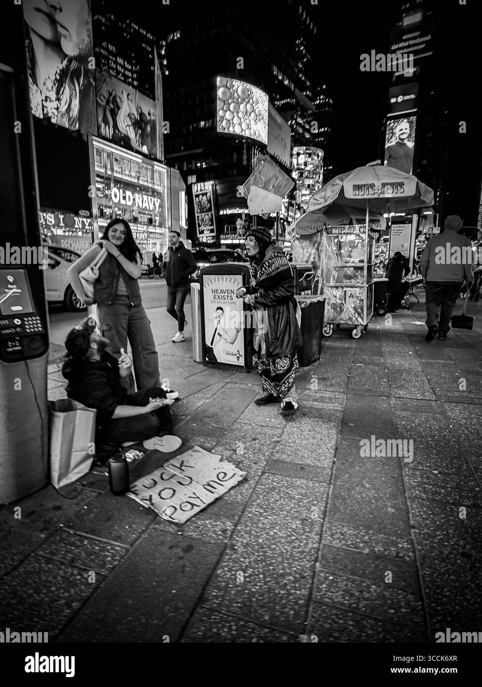 Straßenkünstler, der Musik auf einem Bürgersteig am Times Square, Manhattan, New York City, spielt, fotografiert in Schwarz-weiß. Stockfoto