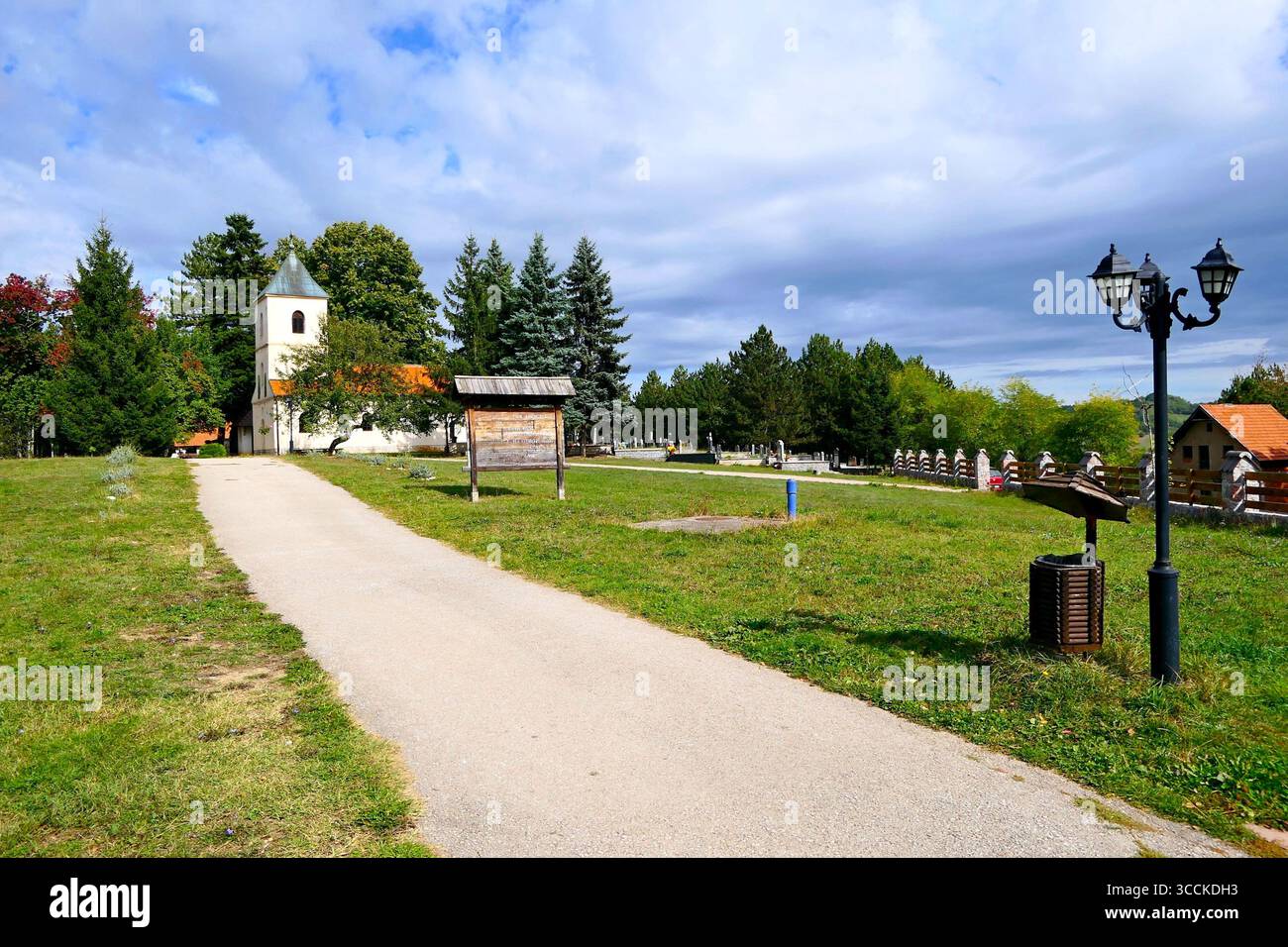 Der Weg zur alten serbisch-orthodoxen Kirche im ethnischen Dorf Sirogojno in Westserbien auf dem Balkan Stockfoto