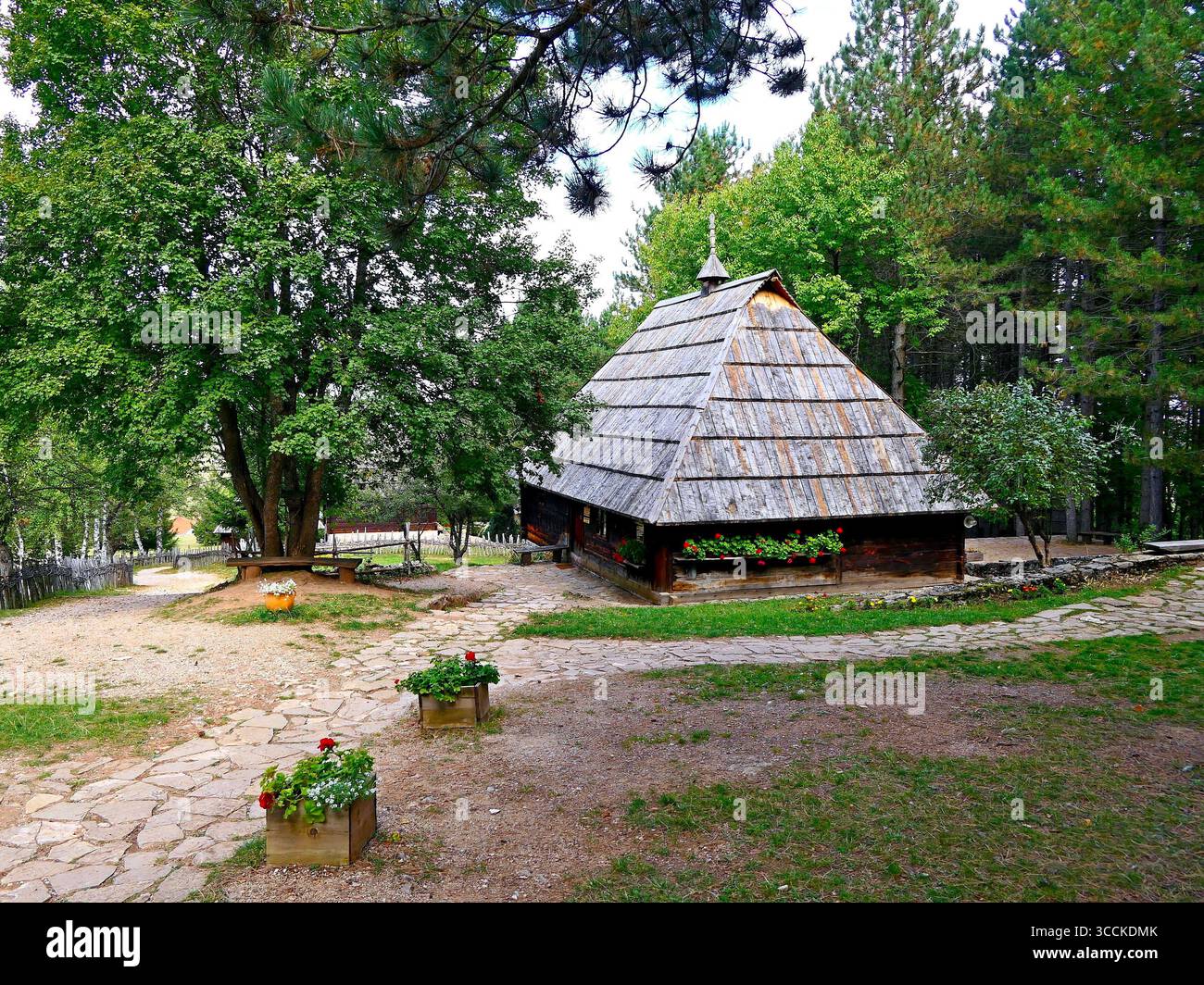 Altes Blockhaus im serbischen ethnischen Dorf Sirogojno, im Freilichtmuseum Old Village, Serbien Stockfoto