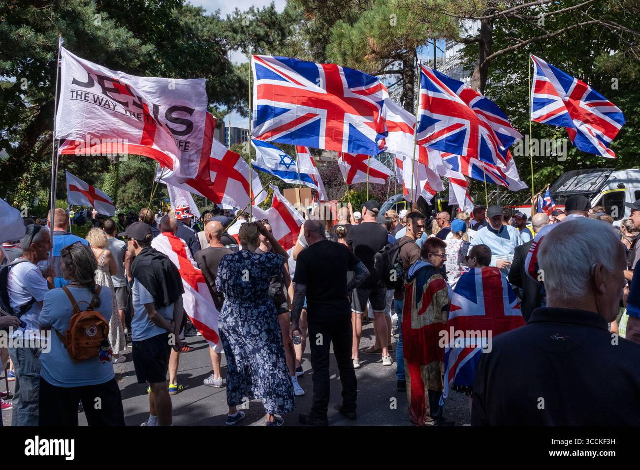 Anti-illegale Einwanderung Demonstranten demonstrieren, die Union Jack Flaggen vor Britannia Hotel schwenken, The Roundhouse, in dem Asylsuchende untergebracht sind 09/08 Stockfoto