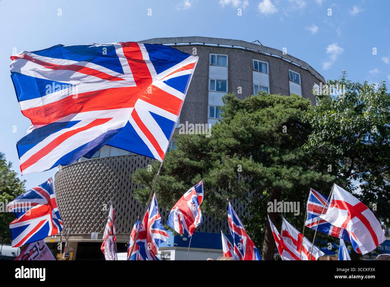 Anti-illegale Einwanderung Demonstranten demonstrieren, die Union Jack Flaggen vor Britannia Hotel schwenken, The Roundhouse, in dem Asylsuchende untergebracht sind 09/08 Stockfoto