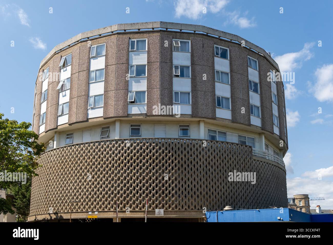 Britannia Hotel 'The Roundhouse' in Bournemouth, die britische Regierung beherbergt hier illegale Migranten. Im Freien finden Proteste gegen die Einwanderung statt. UK Stockfoto