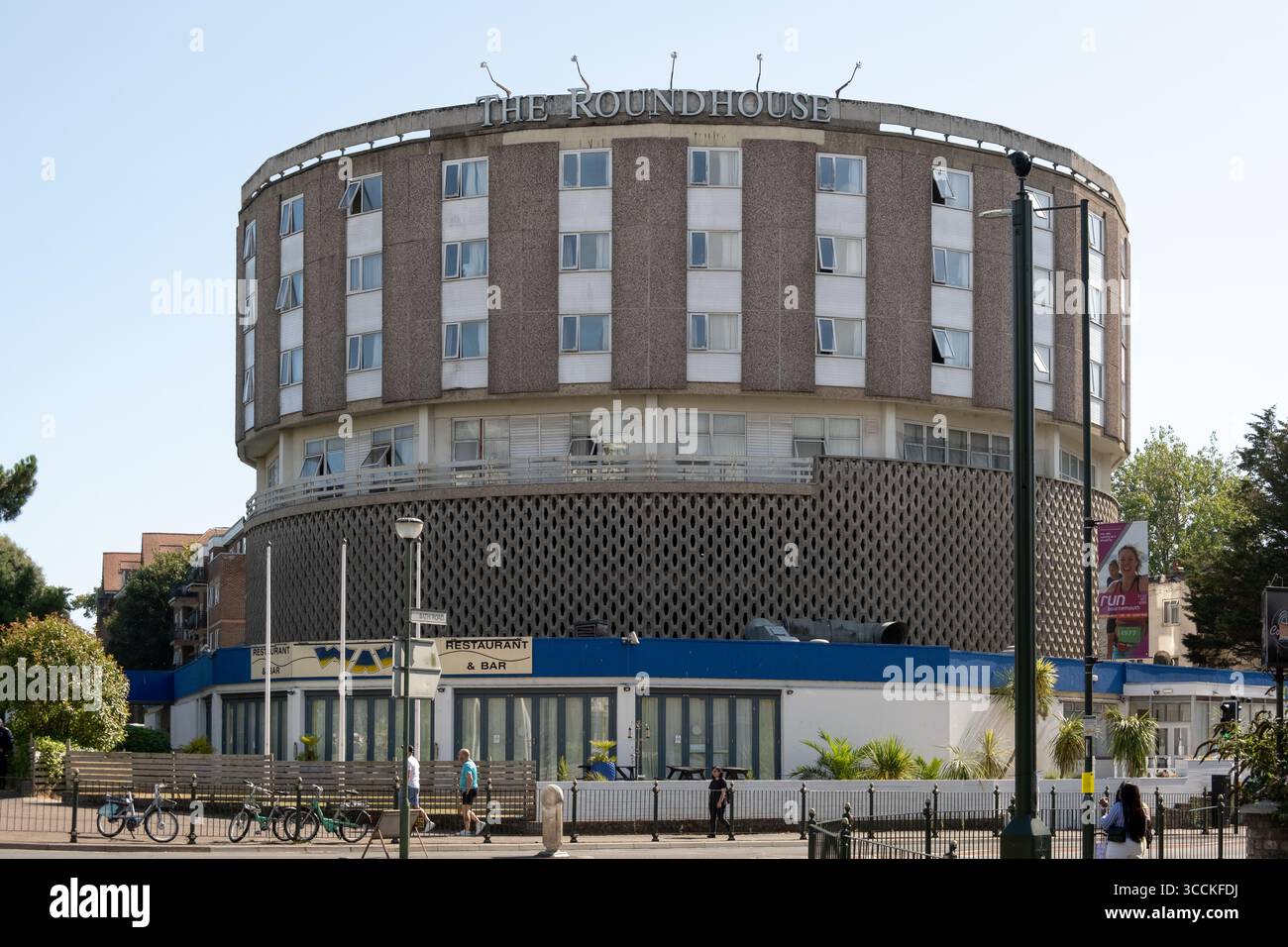 Britannia Hotel 'The Roundhouse' in Bournemouth, die britische Regierung beherbergt hier illegale Migranten. Im Freien finden Proteste gegen die Einwanderung statt. UK Stockfoto