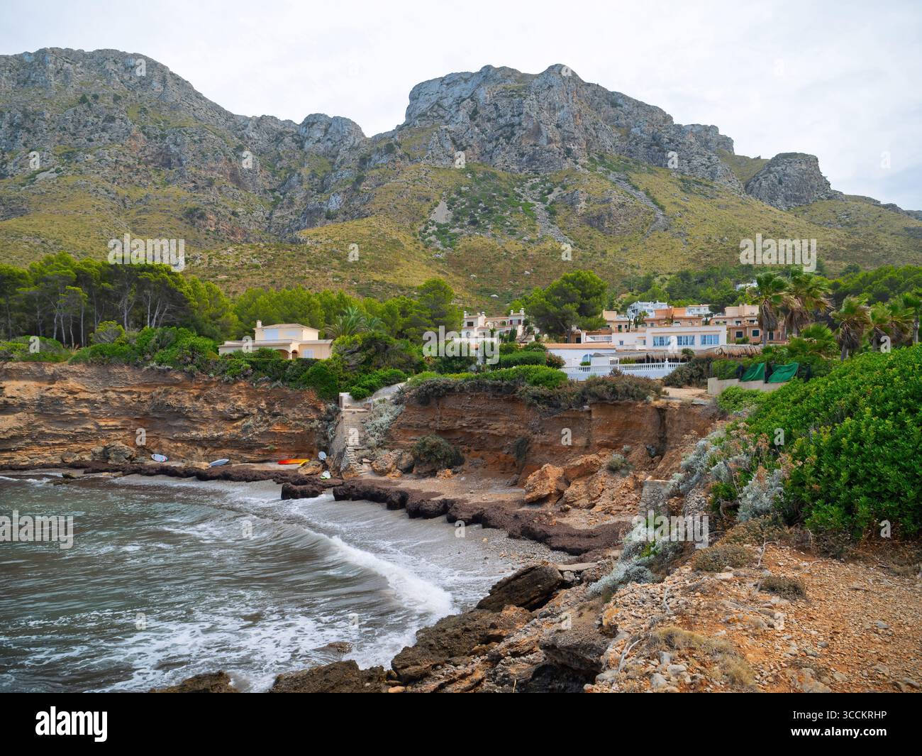 Blick auf das Restaurante Casablanca und die nahe gelegenen Häuser in Betlem, Mallorca, die von Tramuntana-Bergen und Pinienwäldern umgeben sind. Stockfoto