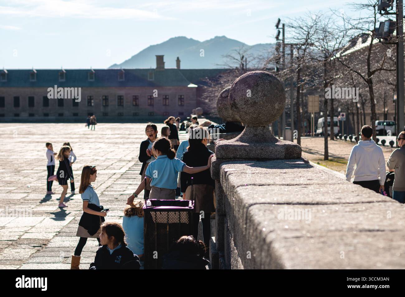 Kinder spielen im Freien in der Nähe von Madrid, Spanien, mit Bergen im Hintergrund an einem sonnigen Tag. Stockfoto
