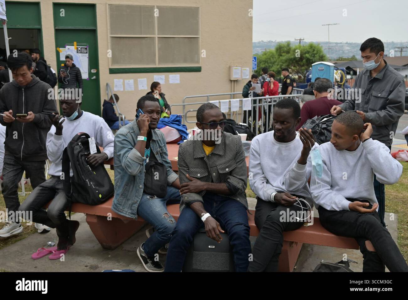 25. September 2023, San Diego, Kalifornien, USA: Migranten aus der afrikanischen Nation Guinea warten auf den nächsten kostenlosen Bus-Shuttle zum Flughafen von San Diego mit Freunden oder Verwandten an der Ostküste der Vereinigten Staaten. Freiwillige Helfer helfen den Migranten am Montag, den 25. September 2023, im Casa Familious Civic Center in San Ysidro, Kalifornien, ihre endgültigen Ziele zu erreichen. (Bild: © Carlos A. Moreno/ZUMA Press Wire) Stockfoto