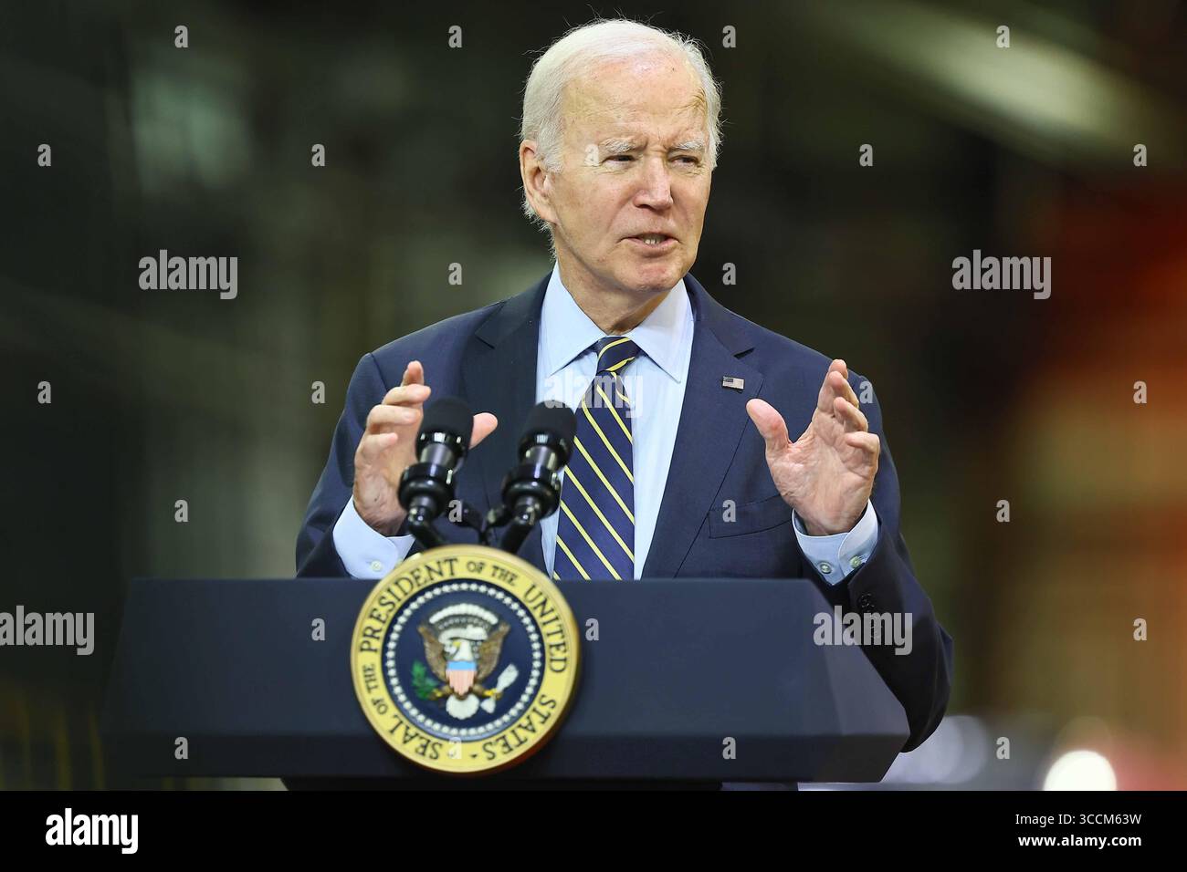 6. November 2023, Bear, Delaware, USA: US-Präsident Joe Biden kommentiert in New Castle County, Delaware, wie Bidenomics und seine Investitionen in Amerika die Agenda und die Reparatur vernachlässigter Infrastrukturbedürfnisse einschließlich der größten Investitionen in den Schienenverkehr seit der Gründung von Amtrak am Montag, 6. November 2023 (Credit Image: © Saquan Stimpson/CNP via ZUMA Press Wire) Stockfoto