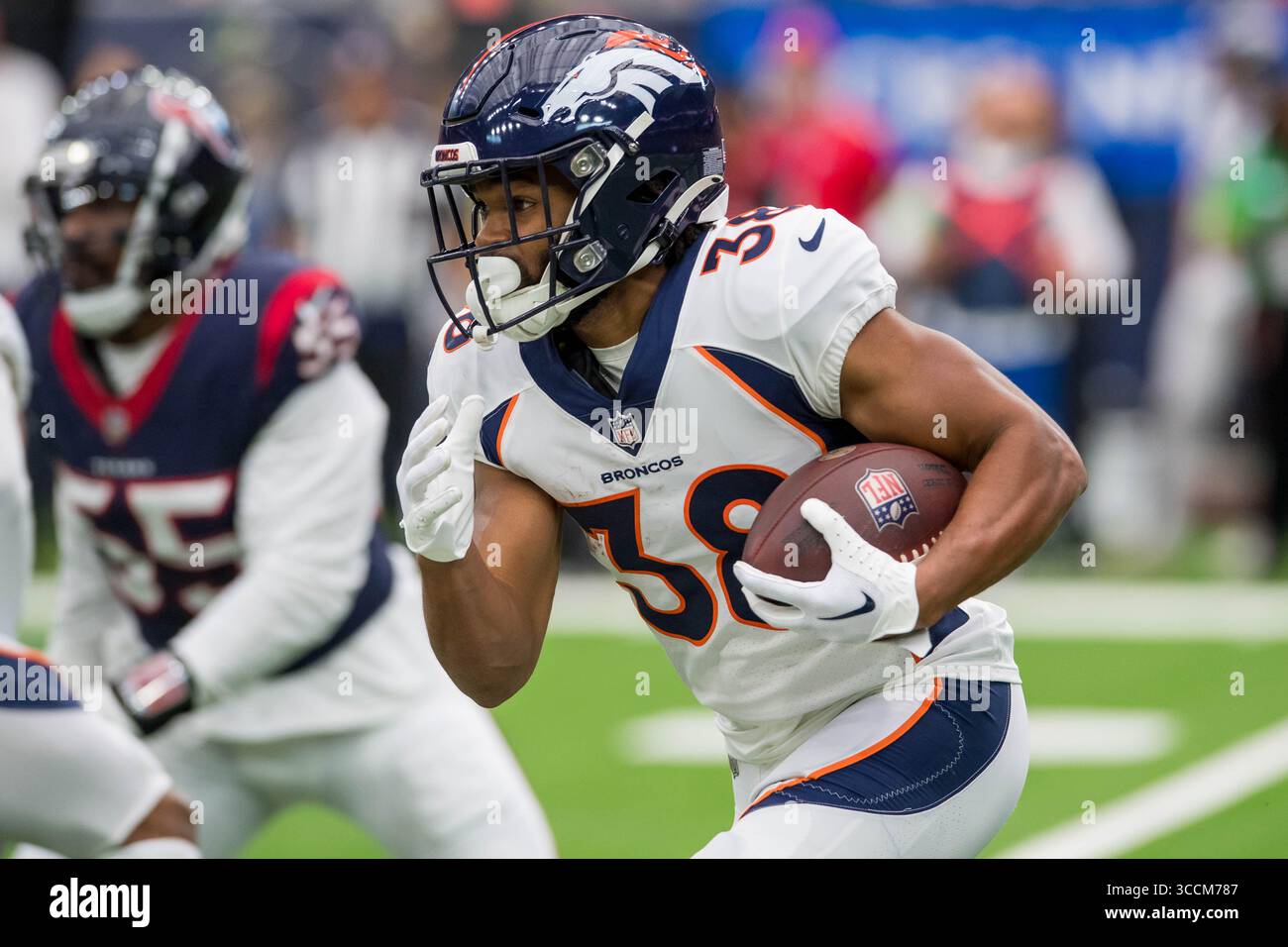 3. Dezember 2023: Denver Broncos Running Back Jaleel McLaughlin (38) trägt den Ball während eines Spiels zwischen den Denver Broncos und den Houston Texans in Houston, Texas. ..Trask Smith/CSM (Foto: © Trask Smith/CSM via ZUMA Press Wire) Stockfoto