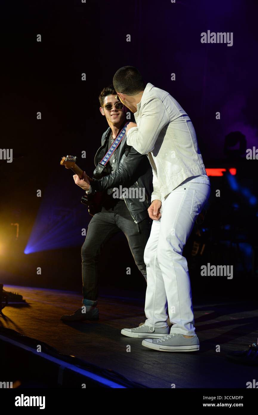 WEST PALM BEACH, FL - 2. AUGUST: Joe Jonas, Nick Jonas und Kevin Jonas von der Band Jonas Brothers treten am 2. August 2013 im Cruzan Amphitheatre in West Palm Beach, Florida auf. Leute: Nick Jonas Joe Jonas (Bild: © SMG via ZUMA Press Wire) Stockfoto