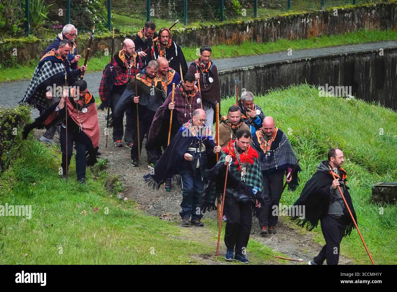 30. März 2023, Furnas, Azoren, Portugal: Römisch-katholische Pilger nannten Romeiros, wandern zum Rand des Furnassees, um eine Predigt in Nebel und Regen während ihrer 8-tägigen Wanderung um die Azoren-Insel Sao Miguel, 30. März 2023 in Lagoa das FurnÃ, Portugal, zu halten. Die Pilger besuchen 100 Schreine und Kirchen während der Veranstaltung aus dem Jahr 1522, als ein Erdbeben die ersten Siedlungen zerstörte. (Bild: © Richard Ellis/ZUMA Press Wire) Stockfoto
