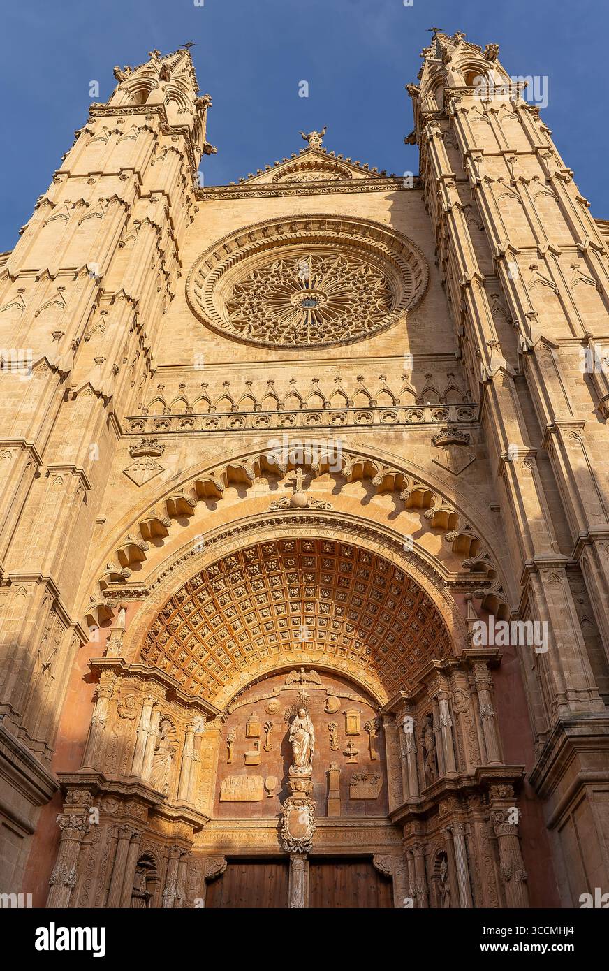 PALMA, SPANIEN - 26. APRIL 2023: Die Vorderseite der Kathedrale santa maria von palma auf mallorca in spanien Stockfoto