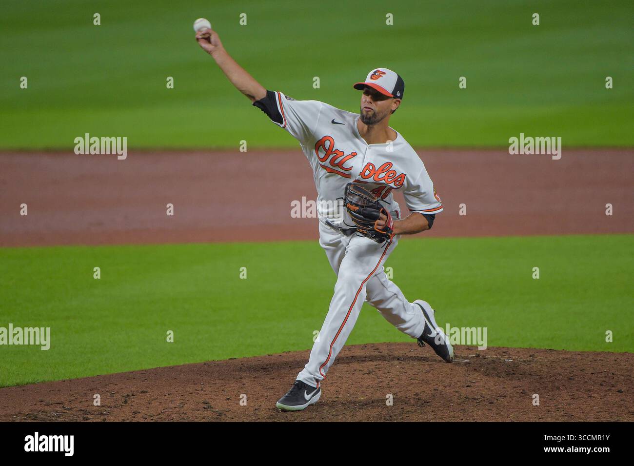13. April 2022: Baltimore Orioles Pitcher Jorge Lopez liefert im neunten Inning gegen die Milwaukee Brewers im Oriole Park at Camden Yards am 13. April 2022 in Baltimore. Als Gegenleistung für Lopez und Bargeld erhielten die Orioles vier Krüge von den Minnesota Twins, darunter die Linkshänder Cade Povich und Juan Rojas sowie die Rechtshänder Yennier Cano und Juan Nunez. (Bild: © Ulysses Munoz/Baltimore Sun über ZUMA Press Wire) Stockfoto