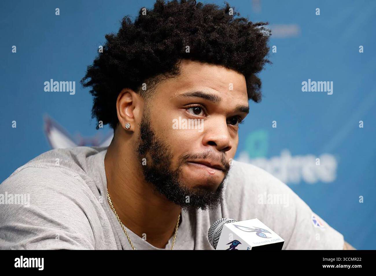 3. November 2022: Charlotte Hornets Forward Miles Bridges stellt eine Frage während der Medienkonferenz im Spectrum Center am 14. April 2022 in Charlotte, North Carolina. (Kreditbild: © Alex Slitz/Charlotte Observer via ZUMA Press Wire) Stockfoto