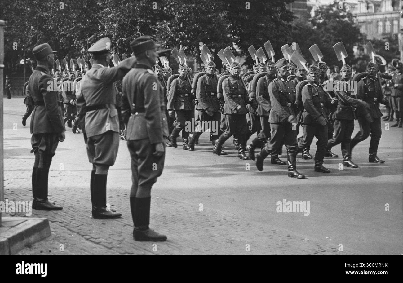 Vor dem Rijksmuseum veranstaltet die Deutsche Reichsarbeitsverwaltung eine Parade für Seyss-Inquart, der den Hitlergrüß gibt. Stockfoto