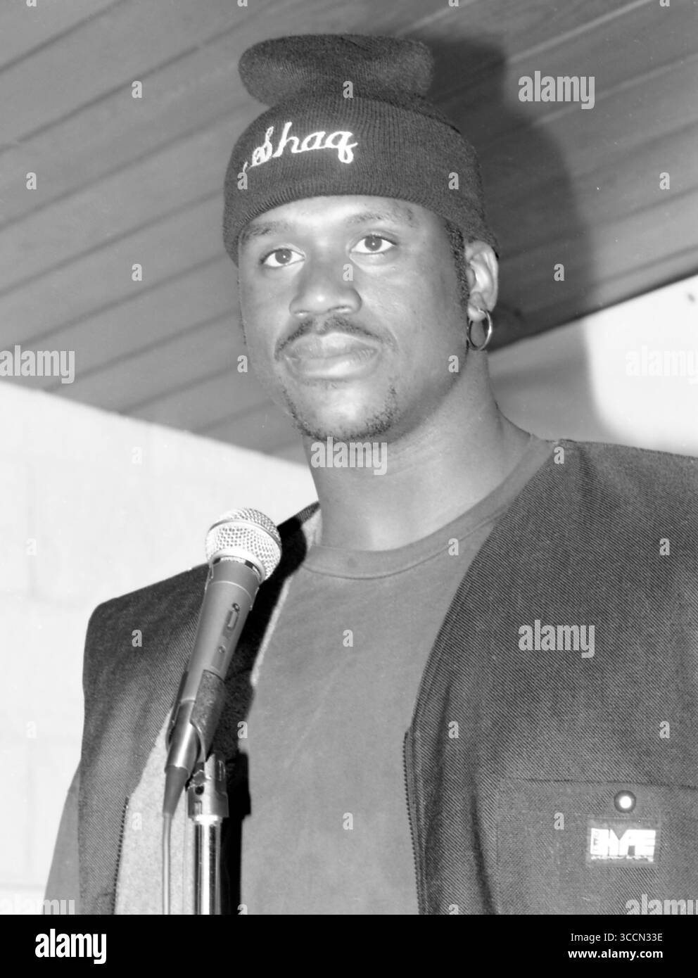 Orlando, Florida, USA: SHAQUILLE O'NEIL besuchte eine private Feier mit Familie, Plattenläufern und Teamkollegen von Orlando Magic, wo ihm ein Platin-Album für sein Album Shaq Diesel - Wild Jack's BBQ-25. März 1994 präsentiert wurde; (Credit Image: © Christopher Helton via ZUMA Press Wire) Stockfoto